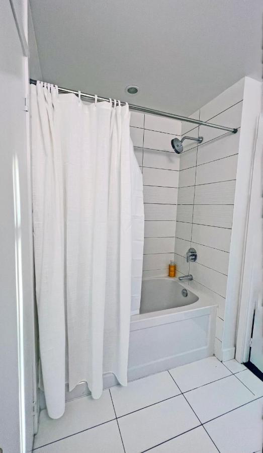 Stunning Luxurious Lakeview Condo By Cn Tower Τορόντο Εξωτερικό φωτογραφία